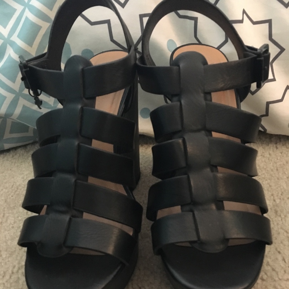 Black strap sandal wedge